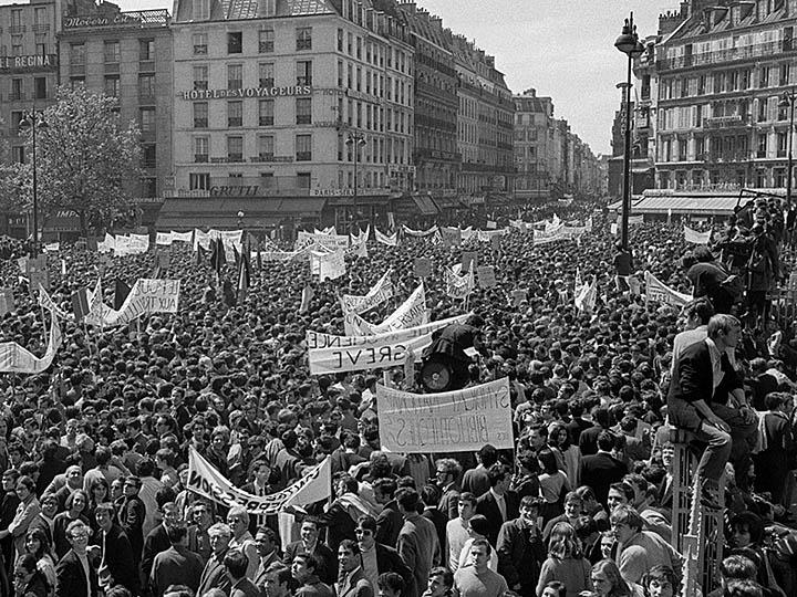 Tens of thousands pour into the streets of Paris in May 1968