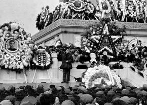 Crowds gathered to mourn Zhou Enlai's death during the 1976 Qingming Festival