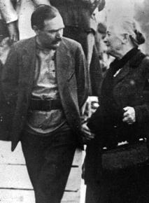 Alexander Shlyapnikov (left) talks with Clara Zetkin outside a session of the Third Congress of the Comintern in 1921