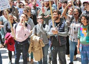 Graduate employees rally for a union at the University of Chicago