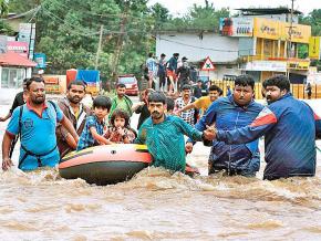 Civilians flee deadly floodwaters in Kerala, India